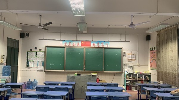 教室照明<i style='color:red'>改造后</i>，燈光明亮了，但是燈光很柔合，不刺眼