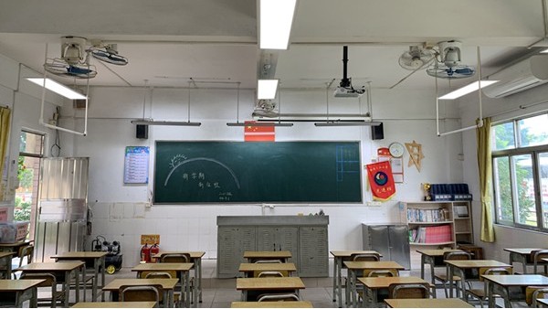 教室照明<i style='color:red'>改造后</i>，燈光變柔和了，對孩子們預防近視更有效了